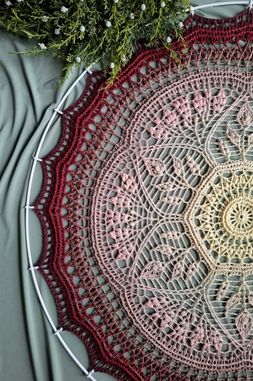 Mandala na szydełko Kwitnąca od Forest of Needles
