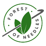 Logo Forest of Needles - dwa zielone liście z szarym szydełkiem pomiędzy nimi, otoczone zielonym okręgiem i napisem Forest of Needles
