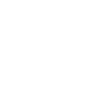 Logo Forest of Needles w wersji białej - dwa liście z szydełkiem pomiędzy nimi, otoczone okręgiem i napisem "Forest of Needles"