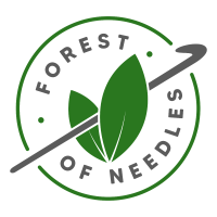 Logo Forest of Needles - dwa zielone liście z szarym szydełkiem pomiędzy nimi, otoczone zielonym okręgiem i napisem "Forest of Needles"